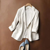 Blazer en lin ALENA de Olyndra London porté par un mannequin, vue de face, couleur beige, style élégant et léger.