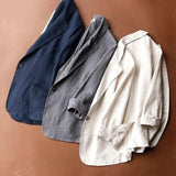 Veste blazer en lin Olyndra London, coupe ajustée et élégante, avec col classique et manches longues, portée sur un fond neutre