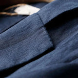 Blazer en lin Alena de la marque Olyndra London, coupe classique, couleur neutre, porté sur un fond blanc.