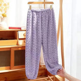 Pantalon Glacier doublé doux pour femme de la marque Olyndra London, tissu confortable et chaud, vue en gros plan.