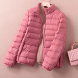 Doudoune EIRA Olyndra London en polyester, couleur neutre, avec capuche et fermeture éclair, adaptée pour le froid.