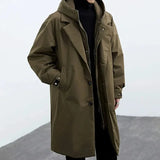 Imperméable Kensington Olyndra London en tissu léger, coupe classique avec capuche et boutons, porté sur un mannequin.