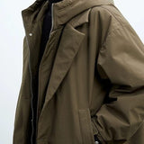 Manteau Kensington de Olyndra London, coupe élégante, en tissu noir, porté sur mannequin, style sophistiqué et moderne.