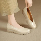 Chaussures plates ALINA de Olyndra London, en cuir noir avec semelle épaisse, vue de face sur fond blanc.