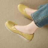 Chaussures plates Alina de la marque Olyndra London, en cuir noir avec semelle plate, vues de face.
