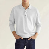 Polo en laine gris de la marque Olyndra London, col classique, ajusté, tissu doux et chaud, porté sur un mannequin.
