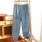 Pantalon doublé doux Glacier de la marque Olyndra London, tissu chaud et confortable, couleur neutre, près du corps.