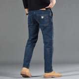 Pantalon jean utilitaire Hardland de Olyndra London, en denim robuste avec poches pratiques, porté sur mannequin.