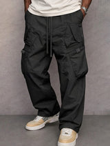 Pantalon utilitaire GEORGE de la marque Olyndra London, en tissu résistant, avec plusieurs poches, porté par un mannequin.
