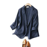 Blazer en lin ALENA de Olyndra London porté avec col et manches longues, vue de face.