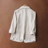 Veste blazer en lin blanche Olyndra London, style élégant, vue de face avec col et manches longues.