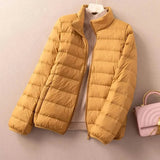 Doudoune EIRA Olyndra London en tissu brillant, coupe cintrée et capuche, idéale pour l'hiver.