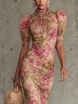 Robe longue vintage à motif rose, Olyndra London, avec volants et manches bouffantes, silhouette parfaite.
