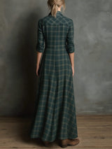 Robe à revers verte Seraphine de Olyndra London, tissu fluide et élégant, vue de face sur fond neutre.