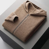 Sweat à capuche en laine Arven de Olyndra London, détail du tissu doux et chaud avec capuche et manches longues.