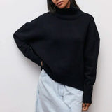 Pull col roulé oversize Olyndra London en laine douce, porté par Amanda, couleur neutre, style décontracté et tendance.
