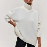 Pull-over oversize ARIA en laine Olyndra London, col roulé, coupe ample, couleur neutre, porté décontracté et élégant.