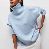 Pull-over oversized ARIA de Olyndra London en maille douce, porté par une mannequin, couleur neutre et coupe ample.