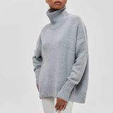 Pull col roulé oversize Olyndra London, couleur neutre, porté décontracté, style ample et confortable, image de la mannequin Amanda.