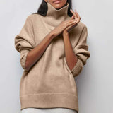 Pull col roulé oversize ARIA de Olyndra London porté par Amanda, laine douce et coupe ample, style moderne et confortable.