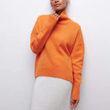 Pull col roulé oversize ARIA de Olyndra London porté par Amanda, pull en laine épais et confortable, couleur neutre.