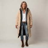 Manteau double face NOA de la marque Olyndra London, en tissu chaud et élégant, porté en extérieur avec col et manches visibles.