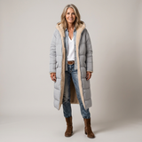 Manteau double face NOA de Olyndra London, veste élégante en tissu chaud, portée ouverte, vue de face.