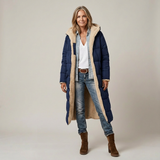Manteau double face NOA de Olyndra London, vu de face, en tissu élégant avec doublure visible, porté dans un style sophistiqué.