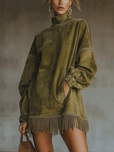 Robe col roulé Lucia de Olyndra London, en tissu doux, portée sur mannequin avec détail du col roulé et style élégant.