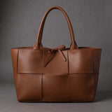 Sac à main en cuir sophistiqué Olyndra London, tote bag élégante avec poignées en cuir et design moderne visible en image.