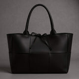 Sac à main Olyndra London en cuir sophistiqué, tote bag élégant avec poignées robustes et finition raffinée.