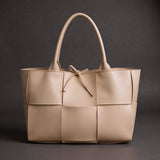 Sac à main tote en cuir sophistiqué de Olyndra London, vue de face avec détails élégants et finition soignée.