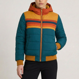 Veste légère imperméable Olyndra London pour femmes, tissu résistant à l'eau et coupe moderne, portée en extérieur.