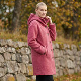 Manteau de printemps femme SINIKKA Olyndra London, décontracté, léger, en tissu doux, porté ouvert avec col et manches longues.