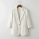 Veste blazer en lin Alena par Olyndra London, coupe élégante, couleur beige clair, portée sur un modèle.