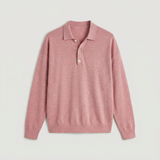 Pull en laine CORVIN POLO Olyndra London, col en V, tissu épais et chaud, couleur gris clair, porté sur mannequin.