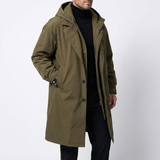 Manteau Kensington Olyndra London en tissu léger avec col droit et manches longues, porté sur un fond neutre.