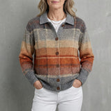 Cardigan en maille SEREN de Olyndra London, pull léger avec boutons, porté sur un modèle, fond neutre.