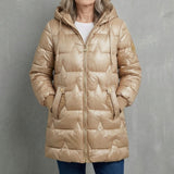 Impression d'un manteau statement Luna Grand de Olyndra London, en tissu noir avec boutons et col ample, porté sur une mannequin.