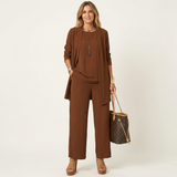 Ensemble élégant 3 pièces Olyndra London, veste, pantalon et chemise en tissu sophistiqué, porté par un mannequin.