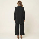 Ensemble élégant à 3 pièces de Olyndra London, comprenant une veste, un pantalon et un haut, parfait pour une tenue sophistiquée.