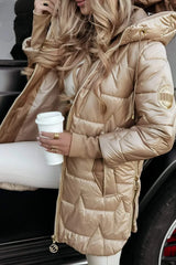 Manteau statement Luna Grand de Olyndra London, coupe élégante avec détails sophistiqués, porté sur un fond neutre.
