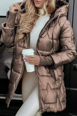 Manteau statement Luna Grand de Olyndra London, coupe élégante, en tissu noir avec détails modernes, porté sur un mannequin.