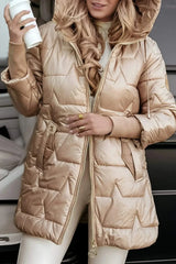 Manteau statement Luna Grand de Olyndra London, coupe élégante, tissu brillant et détails sophistiqués, porté en extérieur.