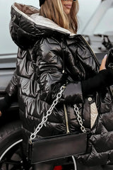Manteau statement Luna Grand Olyndra London en tissu élégant, coupe oversize, couleur neutre, porté avec accessoires.