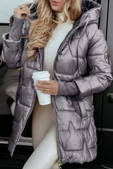 Manteau statement Luna Grand Olyndra London avec coupe élégante et détails sophistiqués, porté dans cette image.
