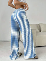Pantalon détente BOARDWALK de Olyndra London en tissu léger, coupe confortable et élégante, porté avec un haut blanc.