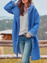 Manteau de printemps décontracté pour femme SINIKKA d'Olyndra London, tissu léger et style élégant, porté par une femme.