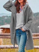 Manteau de printemps décontracté pour femme SINIKKA de Olyndra London, en tissu léger, porté sur un fond neutre.