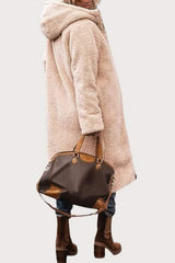 Manteau double face NOA de Olyndra London, aperçu de la face extérieure en tissu élégant et doublure intérieure confortable.